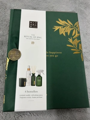 Rituals The Ritual of Jing presentset - Lyxigt presentset från Rituals i serien The Ritual of Jing. Innehåller doftljus, doftspray, doftpinnar och hemparfym. Förpackningen är grön med gulddetaljer och elegant design. Perfekt för dig som vill skapa en lugn och harmonisk atmosfär hemma.