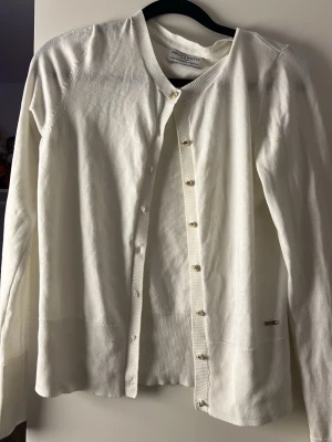 Vit kofta från Holly & Whyte - Klassisk vit kofta från Holly & Whyte med guldknappar