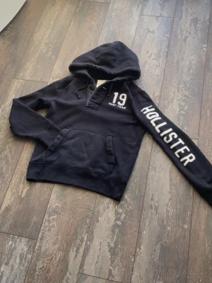 Hollister Hoodie  - Säljer en riktig snygg Hoodie från kända märket Hollister. Den är väldigt eftertraktad och Archive. Många söker en.. storleken är S. Skicket är 9/10. Priset ligger på 799kr. 