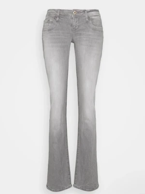 Grå ltb jeans - Helt nya!! Endast provade. Snygga grå jeans med bootcut passform och klassisk femficksdesign. Jeansen har en ljus tvätt och normal midja, perfekta för en avslappnad och trendig look. Stängs med knapp och dragkedja. Materialet är mjukt denim som ger en bekväm känsla hela dagen.