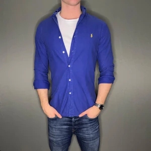 Ralph lauren skjorta - Hej säljer nu min fina Ralph Lauren skjorta i storlek M. Den är i nyskick och kommer vara otroligt snygg i höst/vinter. Nypris cirka 1500kr! Vi kommer att sälja liknande produkter nu närmare vinter så glöm inte följa profilen!🌊