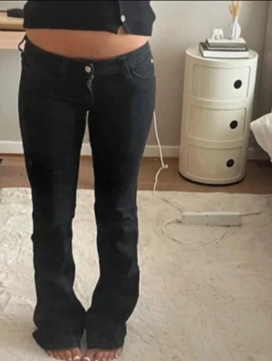 Cheap monday jeans - Svarta jeans i strl 29/32! Lite slitna nertill men annars bra skick💕💕 midjemått: 37,5 benöppning: 34,5 Innerbenslängd:80cm! Små i storlek så passar nog typ S/M
