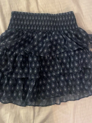 Söt sommarkjol - Jättefin blå kjol från Lindex. Storlek 158/164, men jag skulle säga att den sitter som xs. 