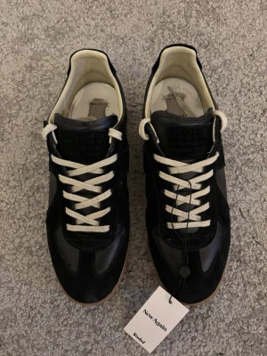 Maison Margiela svarta sneakers - Tjenare, säljer ett par riktigt schyssta maison margielas gats till ett dunderpris! Använda ett tag men i mycket bra skick. Skriv om ni har några frågor. De är även verifierade av Vinted✅