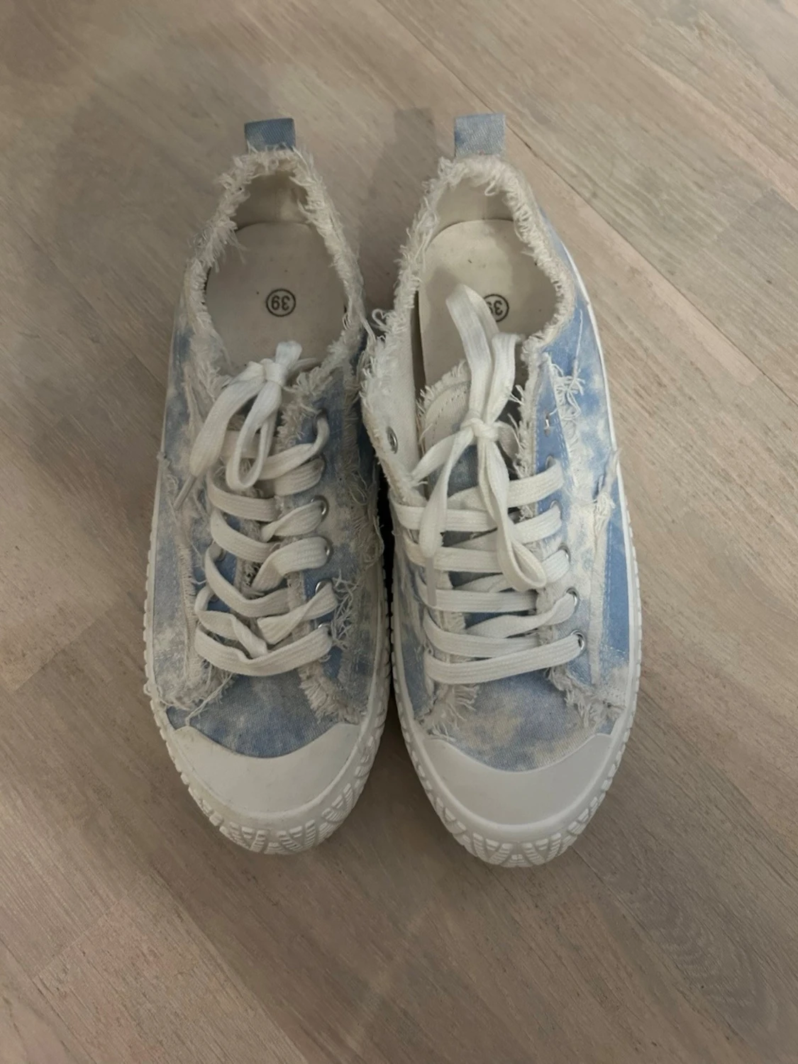 Blå tie-dye sneakers med fransade kanter - 3