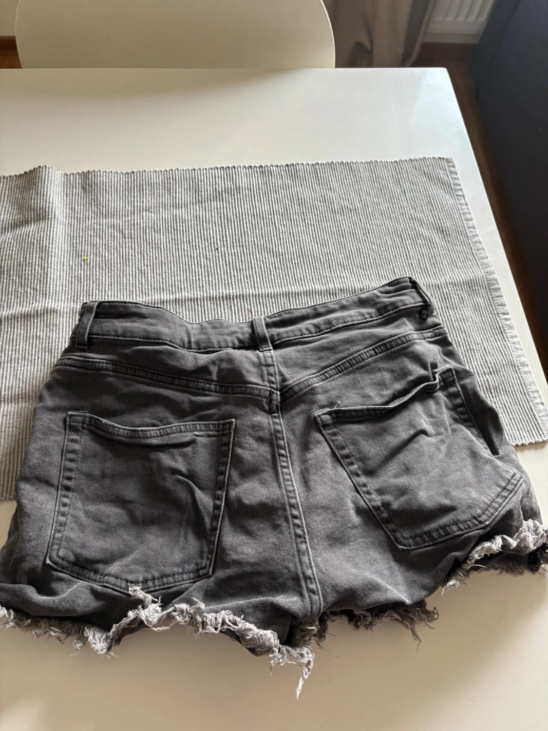 Gråa jeansshorts från H&M Divided - 2