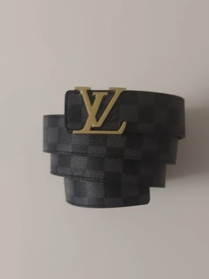 L V bälte svart - Helt nytt svart bälte. Aldrig använt, i perfekt skick. Längd: 115 cm. Klassisk design, se bilder för detaljer.