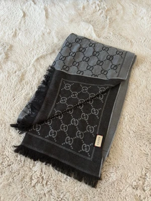 Halsduk/sjal - Helt ny