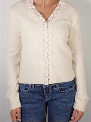 Lace cardigan Subdued - Säljer min kofta med fin spets detalj från Subdued. Den har endast användts några få gånger och är i superfint skick, som ny. Köpt för 630kr. Säljer för 300. Färgen är ljus beige men mer åt det vita hållet.