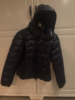 Blå jacka  - Trendig blå jacka från lager. Endast testad då jag fick den i julklapp och var för liten!