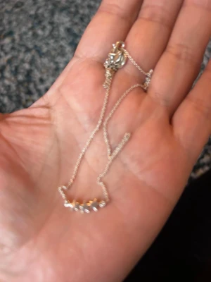 Syster P halsband mex små stjärnor  - Syster p Snyggt och tunt halsband i silverfärg med små stjärnor på rad framtill. Kedjan är diskret och smycket ger en minimalistisk och stilren look. Perfekt för dig som gillar enkla men eleganta accessoarer.