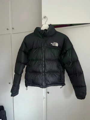Svart The North Face Nuptse  - Svart nuptse från The North Face 