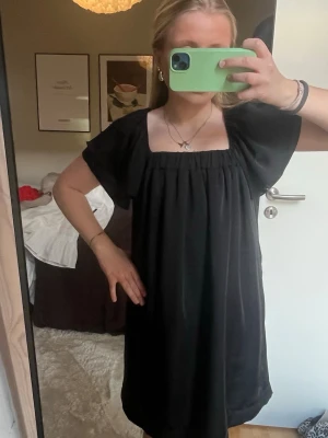 Svart kortklänning med volangärm H&M - Jätte fin klänning som knappast är använd 