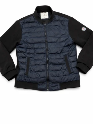 Moncler blå pufferjacka med svarta ärmar - Snygg pufferjacka från Moncler i mörkblått med svarta ärmar och muddar. Jackan har quiltad front, två fickor med dragkedja och klassisk Moncler-logga på ärmen. Perfekt för kalla dagar och riktigt trendig stil.