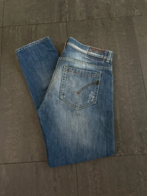 Dondup George - Dondup George i storlek w35. Jeansen är uppsydda till 97cm i ytterbens mått. Jeansen är i fint skick