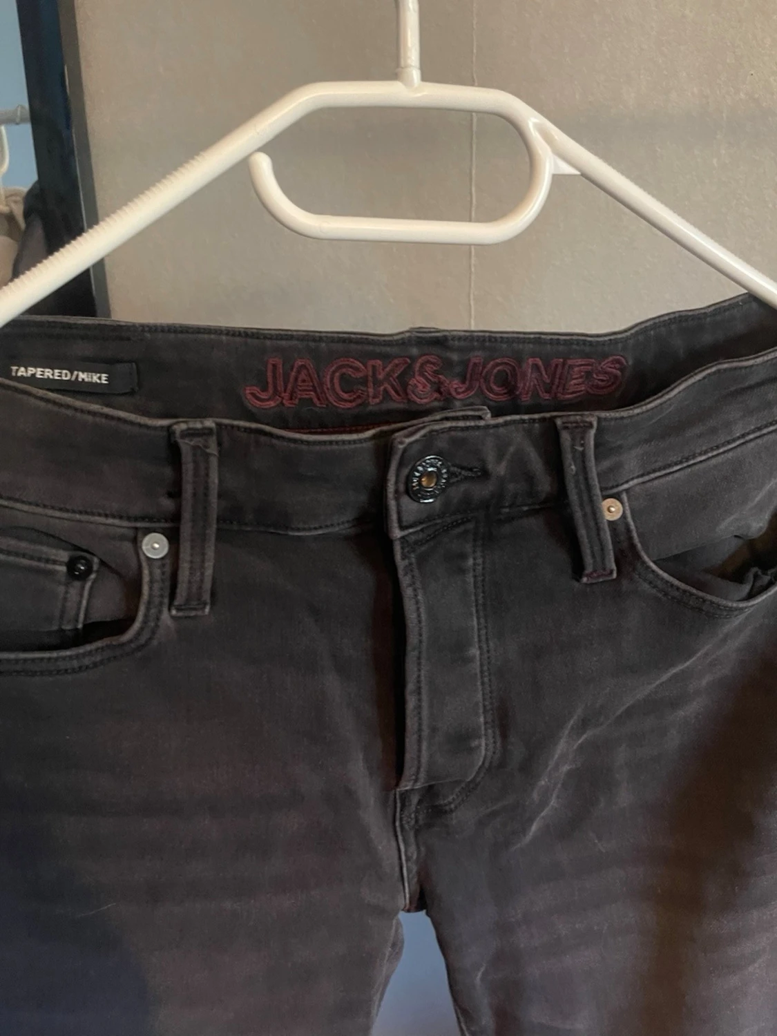 Svarta tapered jeans från Jack & Jones - 1