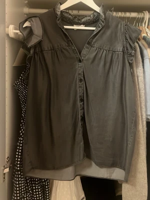 Jättefin skjortblus!  - En jättefin shortblus från Mayla (märket finns inte kvar). Skulle säga att den är mörkgrå