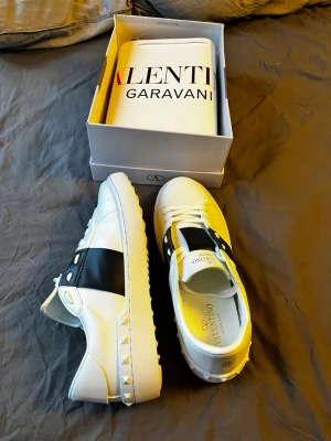 Valentino Garavani opens - Snygga vita skor från Valentino Garavani med marinblått sträck över mitten. Storlek 45. Dem är perfekta för dig som vill/försöker klä dig grisch