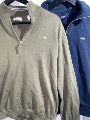 Två feta half zips - Säljer två feta halfzips i storlek xs. En olivgrön från gant och en navy blå från lexington. Den gröna säljer jag för 299kr och lexington halfzipen för 299kr om du köper båda blir så blir priset lite billigare. Modellen på bilden är 170 cm. Hör av dig vid minsta lilla fråga😁✌️
