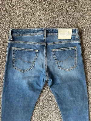 Jacob cohen jeans - As feta Jacob cohen jeans i modell 622 och perfekt skick. De är dock uppsydda och skulle säga att de sitter som 29/28 nu. Kolla även in mina andra plagg!!