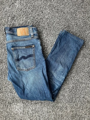 Lean Dean nudie jeans - Riktigt feta nudie jeans i modell lean Dean. Skickar är väldigt bra förutom en liten slitning på skrevet/låret, men syns inte. Jeansen är även uppsydda o sitter nu som 29/28