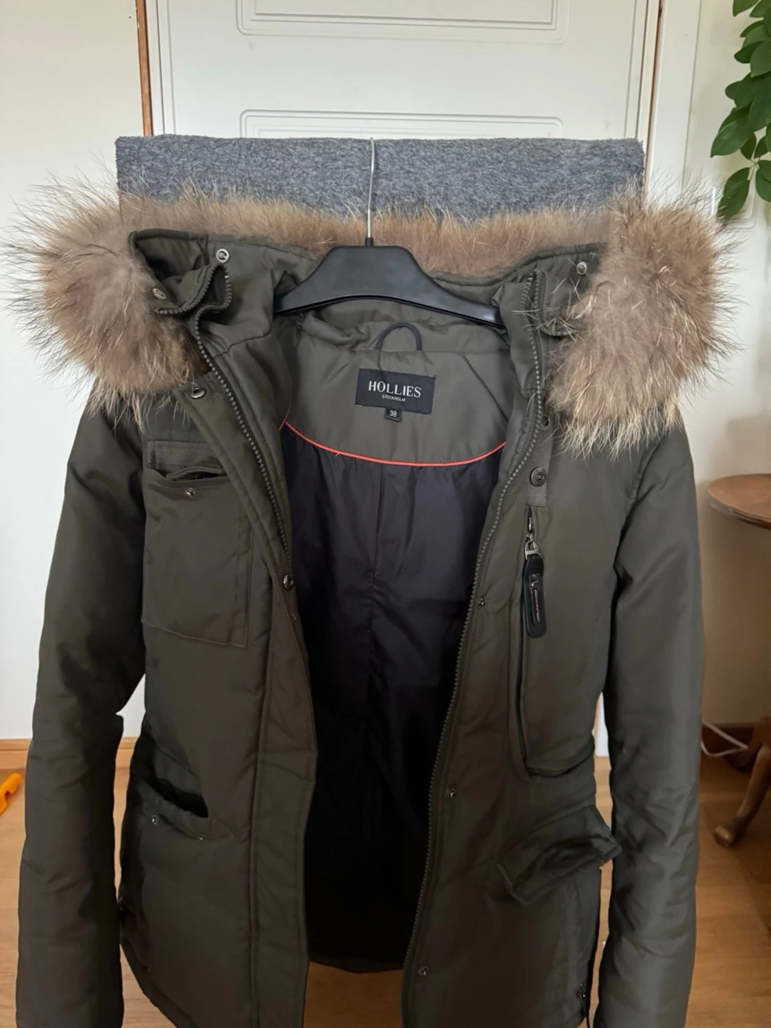 Olivgrön parkas från Hollies med pälskrage - 3