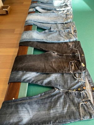 Jeans i bra skick  - Säljer 5 par jeans, från bland annat Lee och Jack and Jones, storlekarna varierar lite men alla är runt 29/32, säljer även enskilda par om det önskas. Priset är för alla tsm men sänks såklart vid köp för enskilda par. 