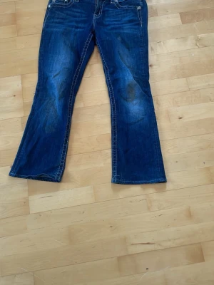 Miss me jeans - Säljer ett par blåa miss me jeans. Är i jätte bra skick köpte för 1 500. Säljare för dom är för stora för mig. Kom med bud💗