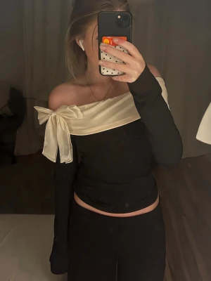 Off shoulder topp - Superfin offshoulder topp med rosett. Nyskick. Storlek xs🩷