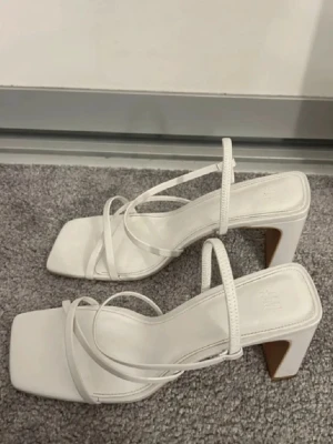 H&M klackar  - Fina klackar!! Inga defekter alls och använd max 3 ggr. 