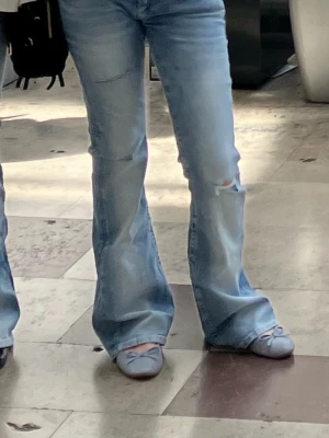 Snygga jeans - As snygga jeans från Gina Tricot 14+, säljs ej längre! Defekter ses på bild 4 & 5, men syns inte när man väl har på jeansen! Testar att lägga ut för att se intresse, pris går att diskuteras vid snabb affär ☺️