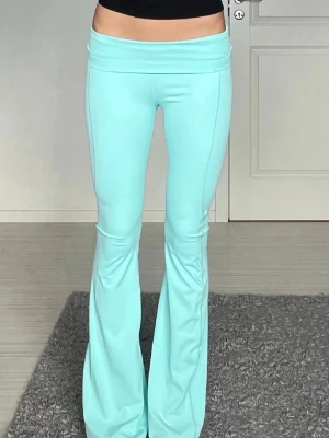 Turkosa utsvängda leggings - Intressekoll på dessa skitsnygga leggings då de är för korta för mig. Andvänd fåtal gånger men o bra skick. Midjemått, 33cm rakt över och innerbenslängden är 76 cm💗💗