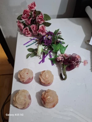 Blommiga håraccessoarer i tyg - Säljer ett set med håraccessoarer i form av blommor i tyg. Innehåller hårklämmor och hårspännen med rosa, lila och vita blommor samt gröna blad. Perfekt för att piffa upp frisyren med en romantisk och färgglad touch. Passar dig som gillar blommiga detaljer och vill sticka ut.