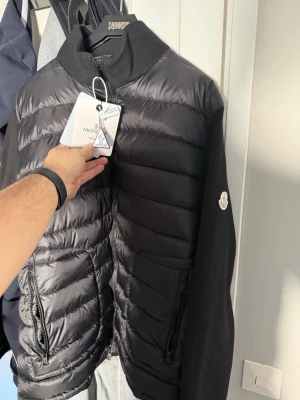 Moncler cardigan  - Moncler cardigan XL. Oanvänd, köpt från leverantör därav pris. Pris kan diskuteras vid snabb affär 
