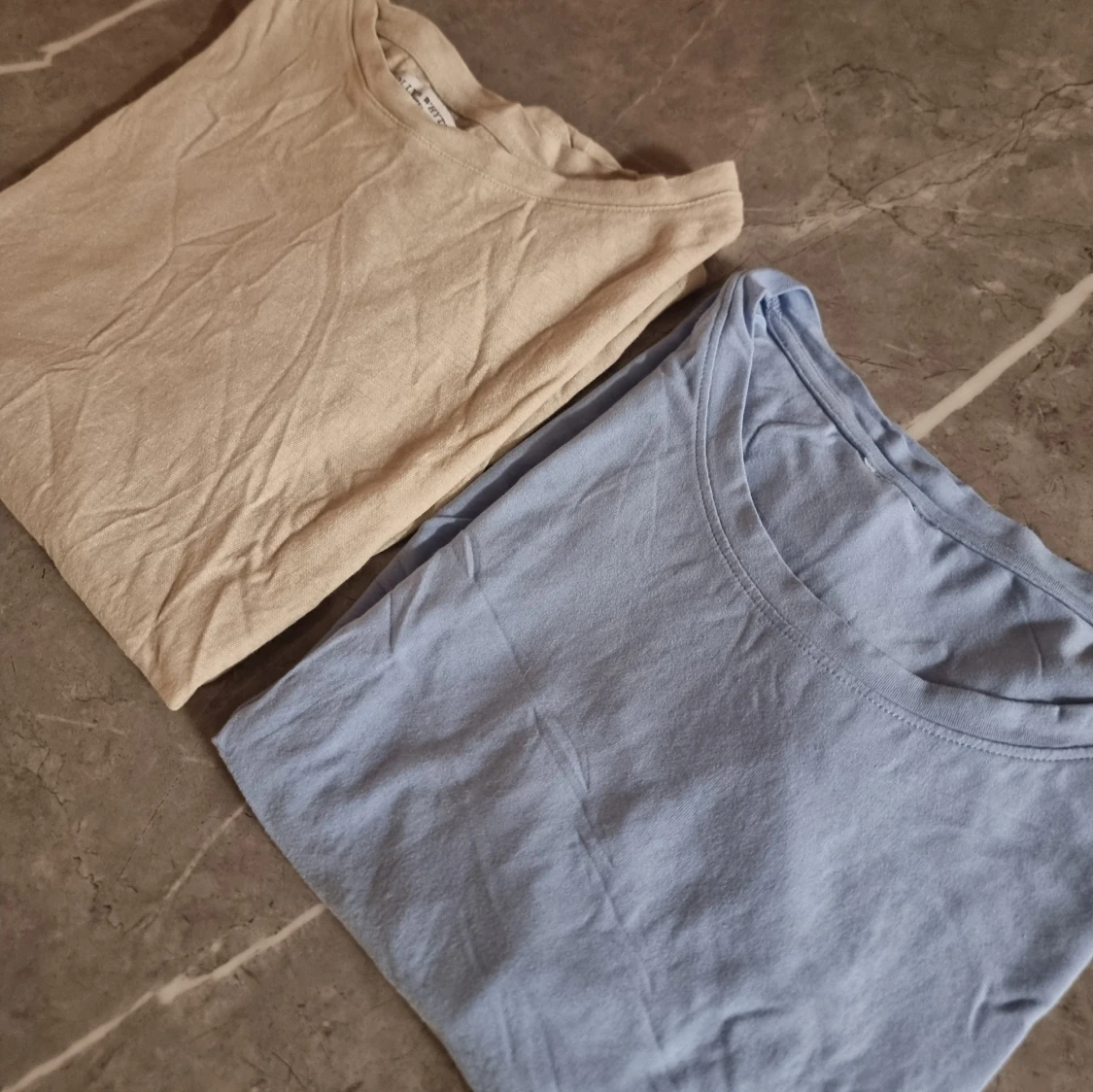 Beige och ljusblå t-shirt Holly & Whyte