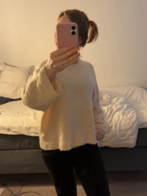 Krämvit stickad tröja Gina  - Mysig krämvit stickad tröja från Gina Tricot 🌷