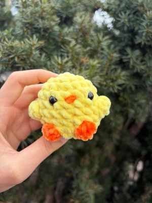 Kyckling liten - Gullig liten kyckling perfekt nu till påsk🐣Billigare vid köp via hemsidan: M1T.shop!!!!  Storlek: ca 7x6cm  Rekommenderas ej till barn under 3 år pga ögonen och dess kvävningsrisk.    Har du eget önskemål? Kontakta gärna så går det att lösa🥰