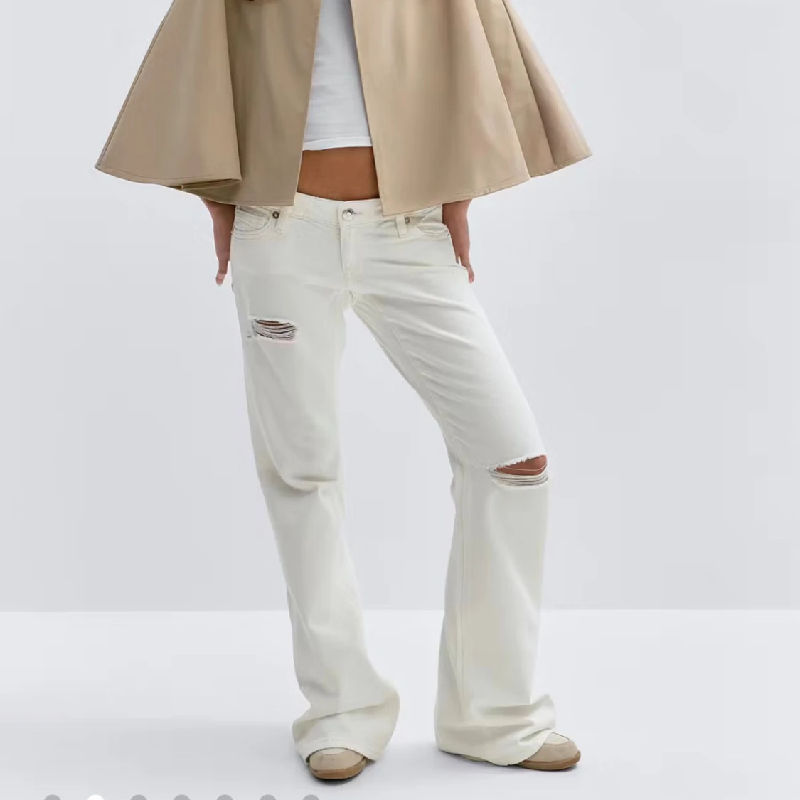 Vita jeans med slitningar - 1