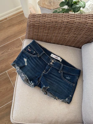 Hollister vintage lågmidjade jeansshorts  - Storlek W27 ~ S. Rakt över midjemått: 37cm. Skickas inom 24h. Se liknande plagg i min profil! 