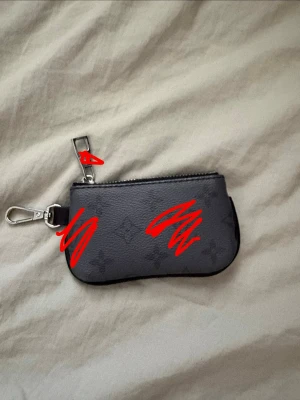 Plånbok  - En grå plånbok med monogram på. Som ny. 