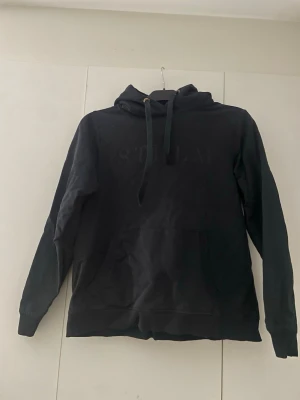 Svart hoodie  - En svart hoodie som är väldigt bra skick ändå förutom banden vid luvan där fram är lite slitna men annars är de inga defekter mer än de. 