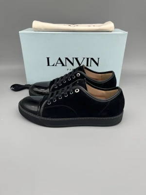 Hel svarta Lanvin skor med blank tå - • The shoes have only been worn a few times and are in like-new condition  • Size: EU43 / UK9 (fits 44)  • Color: Black  • Retail price: 5000 SEK / 450€  • Box, dustbag & new laces is included