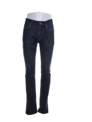 Mörkblå bootcut jeans - Snygga mörkblå jeans med bootcut passform och klassisk femficksdesign. Jeansen har normal midja och är tillverkade i ett mjukt denimtyg som ger en skön känsla. Perfekta för dig som gillar en tidlös och stilren look.