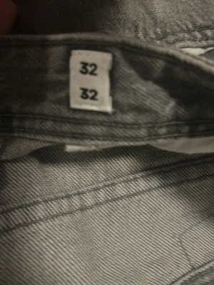 Grå relaxed jeans från Jack & Jones - Säljer ett par gråa relaxed fit jeans från Jack & Jones, modell Chris. Jeansen har klassisk femficksdesign, bälteshällor och knappgylf. Perfekta för en avslappnad och trendig stil.