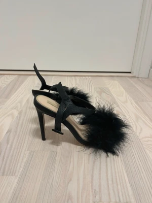 Svarta klackskor  - Ett par svarta klackskor som aldrig har använts utan endast testade. De är i storlek 38 och köptes för några år sedan. Vet tyvärr inte märket på dem. 