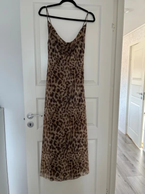 Leopard klänning från ZARA - Säljer denna fina klänningen från ZARA, använd 1 gång. Och är i jätte bra skick! Storlek M men funkar för s också