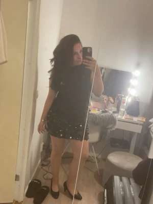 Paljettkjol - Säljer du supersnygga kjolen med paljett som inte kommer till användning längre. Den är använd några gånger men den är i fint skick💕