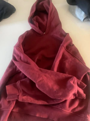 Två hoodies i vinrött och grått - Båda=350 1=250. En röd o en grå. Båda storlek M