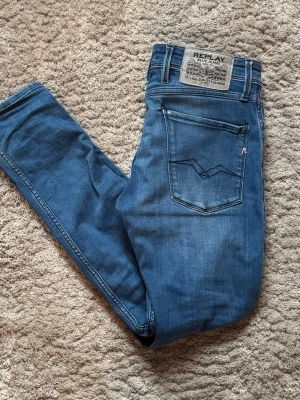 REPLAY ANBASS W28 L30 - Tjena! Nu säljer jag dessa feta Replay anbass jeansen | skick: 7/10 | strl: W28 L30 | Ny pris ca 1500kr | mitt pris 400 kr | modellen är 175 cm och väger 59 kg | sista bilden är ett litet hål men syns ej på användning | skriv för ytterligare frågor🍾🌴  Mvh Tim