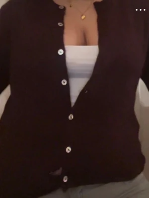 Mörkröd kofta med vita knappar - Från Gina tricot. Kp för fler frågor. Tror den är storlek M, den sitter som en M.